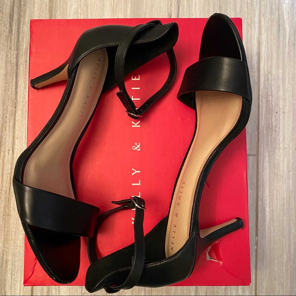 Kelly & Katie Black Nadia Sandal LN w. Box